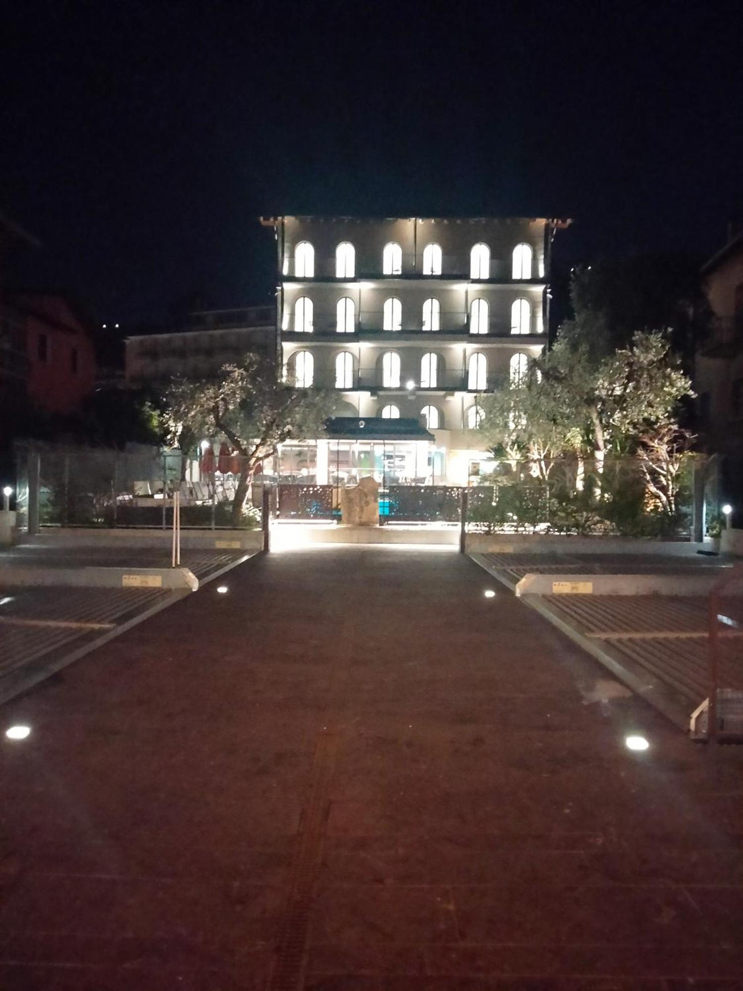 Hotel Ristorante Al Caminetto Worldhotels Crafted Adults Only Торри-дель-Бенако Экстерьер фото